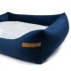 Navyblaue Tierliege mit einem weichen grauen Zentrum und erhöhten Rändern, mit einem Lederschild, auf dem 'RexProduct.com' steht.