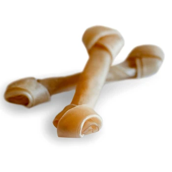 Zwei rohe Hundekauartikel in Form von Knochen, mit einer hellen Tan-Farbe und verdrehten Enden, auf einem weißen Hintergrund dargestellt.