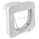 Weiße Haustiertür mit einer transparenten Klappe, die ein PetSafe-Logo und farbige Tasten zur Bedienung zeigt.