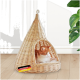 Ein gemütliches, gewebtes Katzenhaus mit einer roten Katze darin, mit einem Etikett, das "DEUTSCHE MARKE" liest.