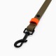 Eine stilvolle olivgrüne Hundeleine mit einem leuchtend orangefarbenen Griff, ausgestattet mit schwarzen Metallclips und verstellbaren Längenoptionen.