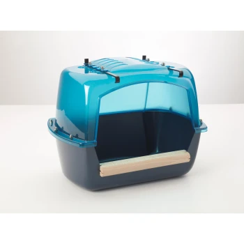 Eine blaue und transparente Haustiertrage mit einem Holzsitz, entworfen für kleine Tiere, mit einer geräumigen Öffnung und sicheren Riegeln.