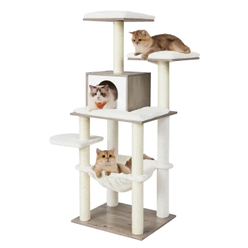 Drei Katzen entspannen auf einem mehrstöckigen Katzenbaum mit weichen, weißen Plattformen und einem gemütlichen, würfelförmigen Versteck.