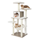 Drei Katzen entspannen auf einem mehrstöckigen Katzenbaum mit weichen, weißen Plattformen und einem gemütlichen, würfelförmigen Versteck.