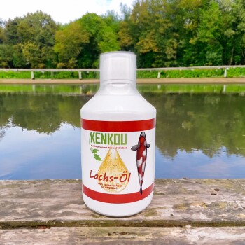 Kenkou Lachs-Öl-Flasche auf Holz am Teich, zeigt eine Fischillustration und den Text '100% reines Lachsöl mit Omega-3'.