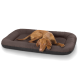 Ein brauner Hund liegt bequem auf einem plüschigen, dunkelbraunen Hundebett mit erhöhten Rändern, das einen gemütlichen Ruheplatz zeigt.
