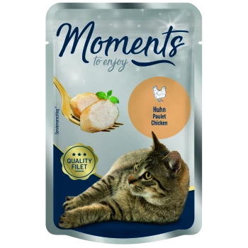 Eine Katze, die neben einem Beutel Katzenfutter liegt, der mit 'Moments to enjoy' beschriftet ist, mit Hähnchenfilet und dem Text 'Huhn Poulet Chicken' sowie einem Qualitätssiegel.