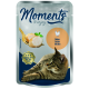 Eine Katze, die neben einem Beutel Katzenfutter liegt, der mit 'Moments to enjoy' beschriftet ist, mit Hähnchenfilet und dem Text 'Huhn Poulet Chicken' sowie einem Qualitätssiegel.