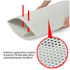 Eine Person leert eine weiße, strukturierte Katzentoilettenmatte, die eine wasserabweisende Oberfläche für einfache Reinigung und hygienische Entsorgung bietet.
