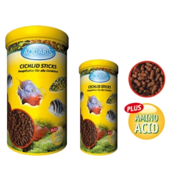 Aquaris Cichlid Sticks Fischfutter in zwei zylindrischen Behältern, mit Bildern von Cichliden und einem Etikett mit der Aufschrift "Plus Aminosäure."