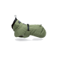 Olivgrüne, gepolsterte Hundejacke mit schwarzem Geschirrriemen und Halsbandetikett mit der Aufschrift „PA“