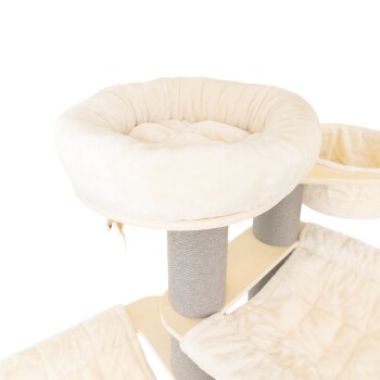 Beiger Plüsch-Kratzbaum mit rundem Bett, gepolsterten Plattformen und grauen, mit Sisal umwickelten Kratzpfosten auf weißem Hintergrund.