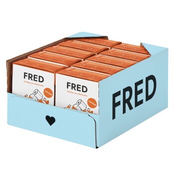 Eine Ausstellungsbox mit mehreren Paketen Tiernahrung, beschriftet "FRED" mit dem Untertitel "Tierliebe vom Allerfeinsten" und "JUNIOR."