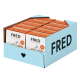 Eine Ausstellungsbox mit mehreren Paketen Tiernahrung, beschriftet "FRED" mit dem Untertitel "Tierliebe vom Allerfeinsten" und "JUNIOR."