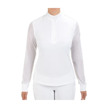 Eine Frau trägt ein langärmliges, weißes Sportshirt mit dekorativem Kragen und einer halben Knopfleiste, stehend vor einem schlichten Hintergrund.