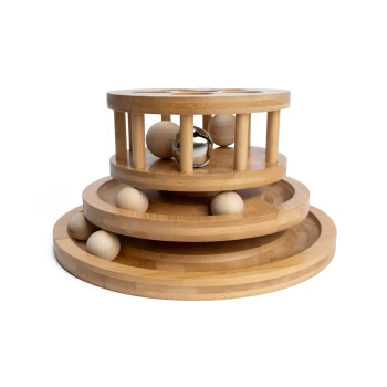 Mehrstöckiges Katzenspielzeug aus Holz mit Bällen und einer Glocke innen, entworfen zur Unterhaltung von Haustieren.