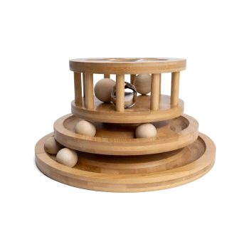 Mehrstöckiges Katzenspielzeug aus Holz mit Bällen und einer Glocke innen, entworfen zur Unterhaltung von Haustieren.