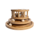 Mehrstöckiges Katzenspielzeug aus Holz mit Bällen und einer Glocke innen, entworfen zur Unterhaltung von Haustieren.