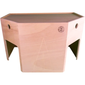 Holzhaustierhaus mit hexagonalem Dach, mit ausgeschnittenen Eingängen und einem Logo eines Kaninchens, entworfen für kleine Tiere.