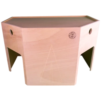 Holzhaustierhaus mit hexagonalem Dach, mit ausgeschnittenen Eingängen und einem Logo eines Kaninchens, entworfen für kleine Tiere.