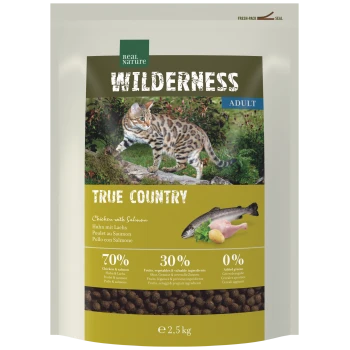 Tüte Real Nature Wilderness Katzenfutter für erwachsene Katzen 'True Country' mit Foto einer gefleckten Katze, Huhn- und Lachsabbildung, 2,5 kg