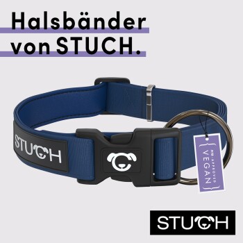Blauer Hundehalsband mit einer schwarzen Schnalle, mit dem Markennamen 'STUCH' und einem Etikett mit der Aufschrift 'PETA APPROVED VEGAN.'