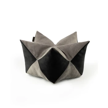 Stylisches Haustierbett in geometrischem Design, mit einer Mischung aus grauem und schwarzem, samtartigem Stoff.