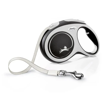 Eine ausziehbare Hundeleine mit einem schwarzen und silbernen Griff, mit einem weißen Band und einem Metallclip, gekennzeichnet mit "flexi" und "MADE IN GERMANY."