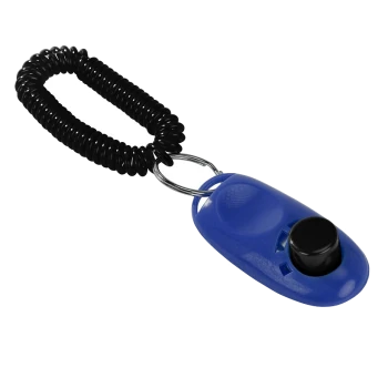 Clicker d'entraînement pour animaux de compagnie bleu avec un bouton noir, attaché à une sangle de poignet noire enroulée.