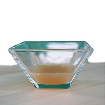 Ein Hund kratzt sich am Ohr mit einer Flasche JuckEx-Spray daneben, mit dem Text "pflegt und beruhigt die Haut bei Juckreiz?"