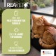 Eine flauschige orange Katze im grünen Gras neben einer Flasche Ohröl mit der Aufschrift "OHRMILBEN ÖL PLUS" mit Kamille und Text über natürliche Alternativen.