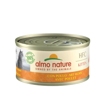 Blikjes kattenvoer voor kittens van Almo Nature, gelabeld 'HFC' met kip, met een groene '100% to nature' zegel en bloemontwerp.