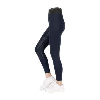Marineblaue Leggings mit einem Netzpaneel auf einer Seite, getragen mit weißen Turnschuhen, die ein schlankes sportliches Design zeigen.