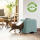 Eine getigerte Katze verlässt eine moderne, mintgrüne Katzentoilette mit einer weißen Klappe, beschriftet mit "NEU" und gekennzeichnet als "Recyceltes Material" und "Recycelbar."