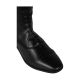 Nahaufnahme eines polierten schwarzen Leder-Dressboots mit Schnürdesign und einer Kappe mit dekorativen Perforationen.