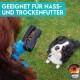 Eine Person in einer blauen Jacke hält einen schwarzen Beutel Hundefutter, während ein neugieriger Hund nach oben schaut. Text: "Geeignet für Nass- und Trockenfutter."