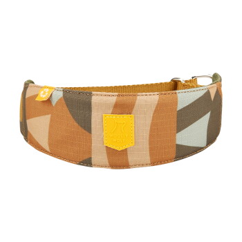 Weites gepolstertes Hundehalsband mit braun/beigem geometrischem Tarnmuster, gelbem Aufnäher mit der Aufschrift WOOLLY WOLF und Metall-D-Ring.