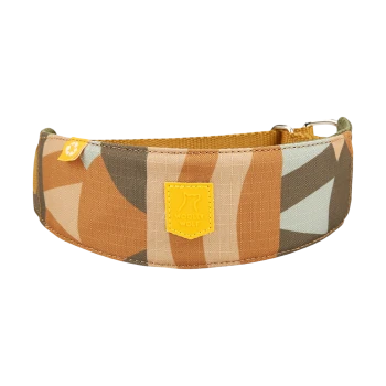 Weites gepolstertes Hundehalsband mit braun/beigem geometrischem Tarnmuster, gelbem Aufnäher mit der Aufschrift WOOLLY WOLF und Metall-D-Ring.