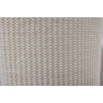 Nahaufnahme eines strukturierten, hellbeigen Stoffes, der ein gewebtes Muster zeigt, wahrscheinlich verwendet für Haustierbetten oder Zubehör.