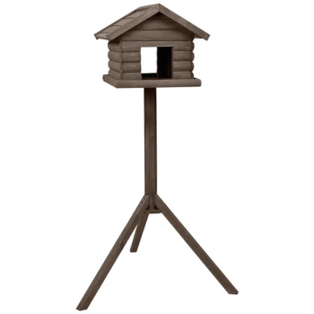 Holzhaustierhaus auf einem hohen Stand, mit einem Blockhausdesign, offener Vorderseite und schrägem Dach.