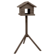 Holzhaustierhaus auf einem hohen Stand, mit einem Blockhausdesign, offener Vorderseite und schrägem Dach.