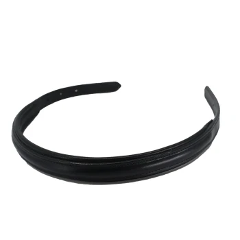 Schwarze Leder-Hundehalsband mit glatter Oberfläche und verstellbaren Löchern für die Größenanpassung.