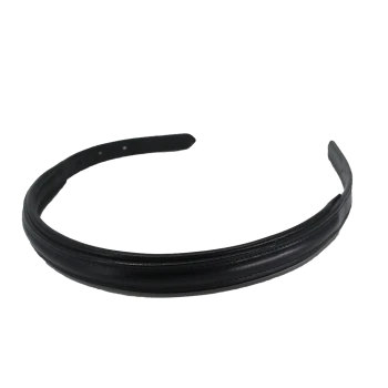 Schwarze Leder-Hundehalsband mit glatter Oberfläche und verstellbaren Löchern für die Größenanpassung.