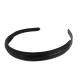 Schwarze Leder-Hundehalsband mit glatter Oberfläche und verstellbaren Löchern für die Größenanpassung.