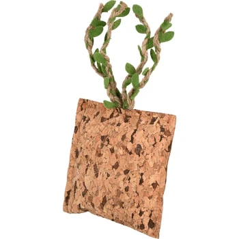 Jouet pour animaux de compagnie en liège avec une surface texturée et des feuilles en feutre vert attachées à une corde tressée, conçu pour les petits animaux.