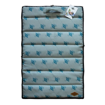 Eine gepolsterte Tiermatte mit einem hellblauen Stoff, der ein wiederholtes Diamantmuster und ein Palmenmotiv aufweist, beschriftet mit einem Etikett.