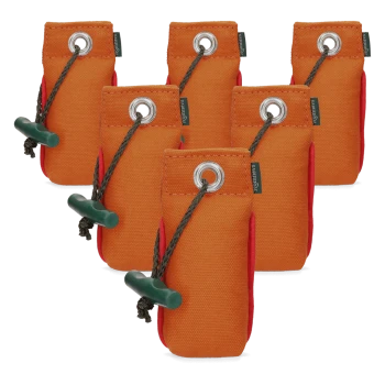 Sechs orangefarbene, robuste Hundetrainings-Dummies mit schwarzen Schnüren und grünen Griffen, auf den Etiketten mit „Jouneys“ beschriftet.