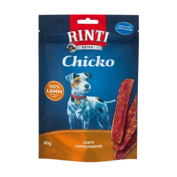 Emballage de friandises pour chiens avec Rinti Chicko, sur fond bleu, avec une illustration d'un chien et du texte indiquant '100% Lamm' et 'Zarte Lammstreifen.'