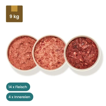 Rohe Tiernahrungspackungen mit der Aufschrift "Rentier", "Pferdefleisch" und "Geflügelfleisch" mit Schalen voller Hackfleisch.