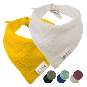 Zwei Haustierbandanas, gelb und weiß, mit der Aufschrift "pluper," und fünf zusätzlichen Farben: dunkelgrün, türkis, marineblau, burgunderrot und creme.